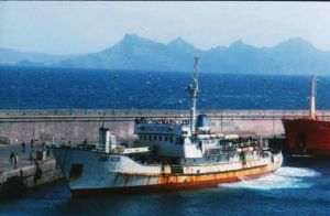 Die Mar Azul läuft ein in den Hafen von Porto Novo