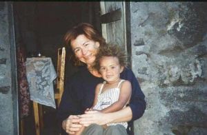 Sibylle (Text und die meisten Bilder) mit einer frisch gebadeten Lola vor dem Zimmer bei Mama