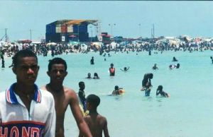 Festiaval von Baia das Gatas Der Strand der Katzenbucht (Baia das Gats) ist zu Festivalzeiten sehr sehr gut besucht. (Aufnahme August 2000) © Reisebüro Schellmann Urlaub KapVerden 16.02.2003