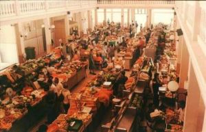 Blick in die alte Markthalle von der Galerie aus. Es gibt alles an Frischwaren, was die Insel zu bieten hat. Die Geschäfte im Obergeschoß erreicht man über die Treppe. (u.a. einen gut sortierten Musikladen).
