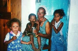 Mama, unsere regelmäßige Gastgeberin in der Caldeira, mit 3 ihrer Kinder (Lola, Flaviao und ?). Aufgenommen bei einem Besuch im September 2000.