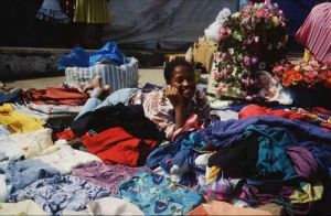 Stoffverkäuferin auf dem Markt in Assomada