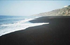 Unterhalb des Steilufers von S. Felipe liegt ein schwarzer Sandstrand (z.T. starke Brandung und Strömungen). Auch im Dezember kann man nur in Schuhen über den Strand laufen!!