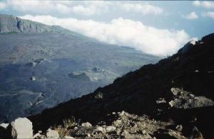 Unter den Wolken, und nochmals 1.600 m tiefer liegt die Küste von Mosteiros. Aufgenommen mitten im Aufstieg zum Pico